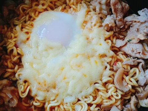 豚肉　舞茸　卵のチーズ辛ラーメン